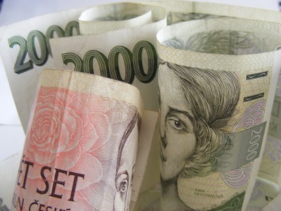 Průměrná hrubá mzda stoupla na 23 350 korun díky propouštění