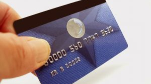 Platební karty u Českých bank zdražily, banky si vynahrazují blokace zdarma