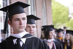 Na studium vysoké školy potřebuje student v průměru 10 tisíc korun měsíčně