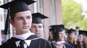 Na studium vysoké školy potřebuje student v průměru 10 tisíc korun měsíčně