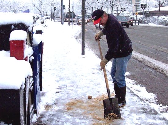 Úklid zasněžených chodníků mohou dostat na starosti nezaměstnaní