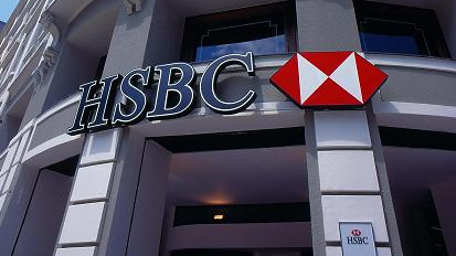 Česká spořitelna přebírá bohaté klienty HSBC banky, která ruší běžné účty