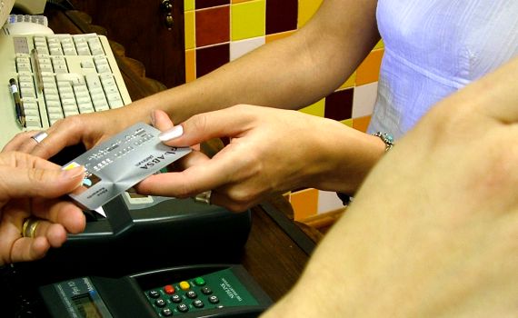 Kreditní karty využívají lidé nejvíce na nákup potravin