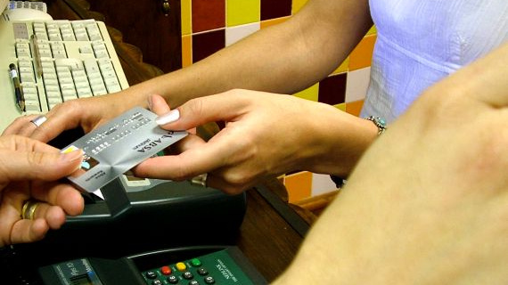 Kreditní karty využívají lidé nejvíce na nákup potravin