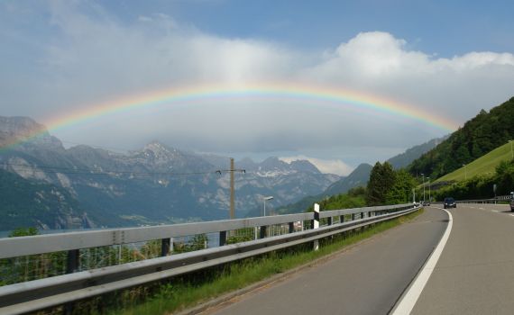 Automobily s hybridním pohonem a elektromobily jsou žádané