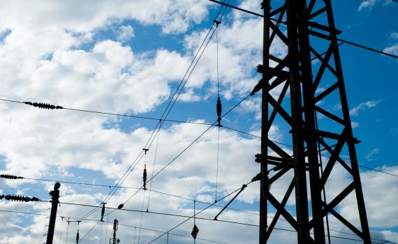 Nový dodavatel elektřiny nabízí úsporu, komu se vyplatí?