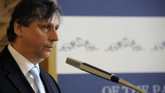 Politikům má rapidně narůst příjem