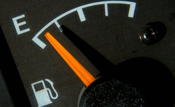 Benzín i nafta dál zlevňují, kde najdou ceny dno?