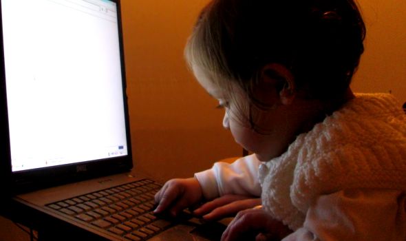 Polovina dětí reaguje na internetu na zprávy od cizích lidí – ze zvědavosti