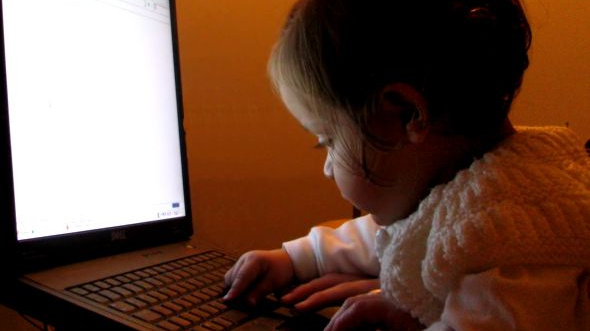 Polovina dětí reaguje na internetu na zprávy od cizích lidí – ze zvědavosti