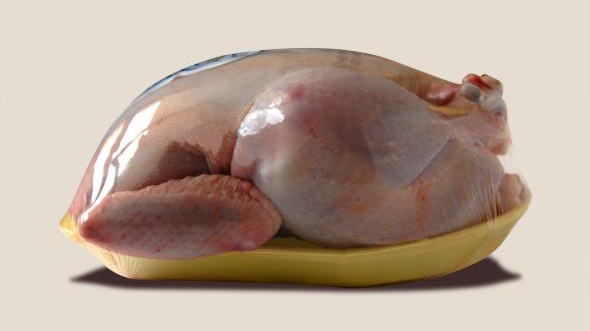 Obchody prodávají kuřecí maso plné vody