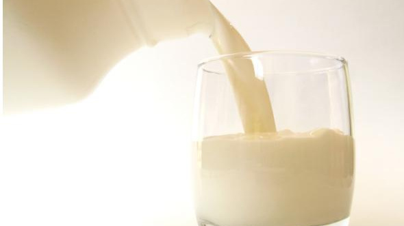 Mléko z automatů ve velkém prodávat nepůjde