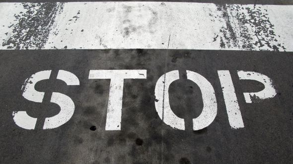 Vláda zatrhla poslancům vyšší platy i zmírnění pokut za absence