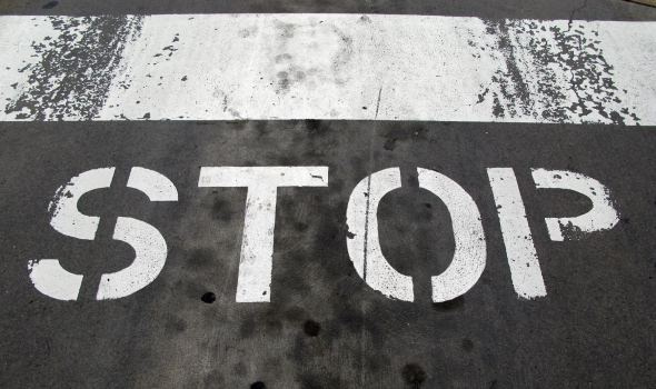 Vláda zatrhla poslancům vyšší platy i zmírnění pokut za absence