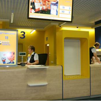 Obáváte se platit kartou na internetu? Česká pošta zprostředkuje úhradu v hotovosti na pobočce