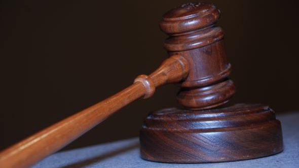 Soudní řízení se má zrychlit, politické strany to mají v programech