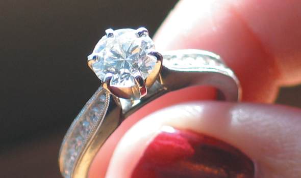 Muži na svých partnerkách šetří, ženy si dražší šperky pořizují samy