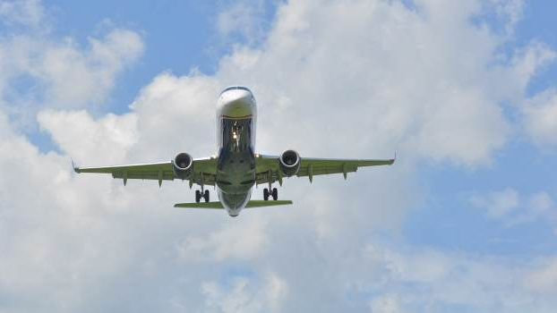Letištní poplatky se v Řecku nezruší, ale jen sníží, dovolená se zlevní méně