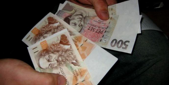 Zadlužení lidí u bank opět vzrostlo. Lidé už dluží 997,28 mld. Kč
