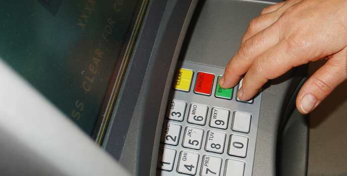 Cestovní pojištění narychlo uzavřete přes bankomat