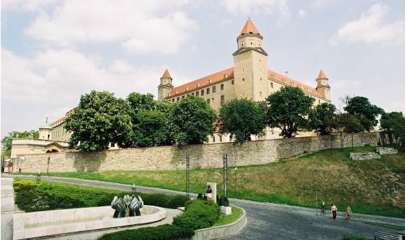 Průměrná mzda na Slovensku stoupla na 725 eur