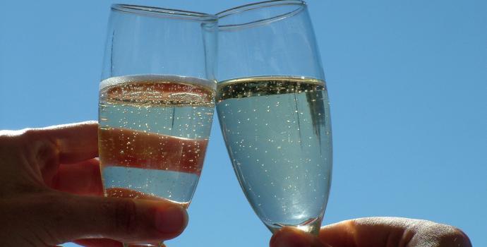 Pití alkoholu na ulici postupně zakazují města i obce. Kde už zákaz platí?