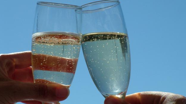 Pití alkoholu na ulici postupně zakazují města i obce. Kde už zákaz platí?