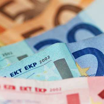 Koruna mírně posílila na 25,68 CZK/EUR