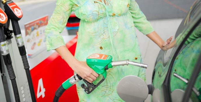 Ceny pohonných hmot by mohly klesnout. Kam pro levný benzín?