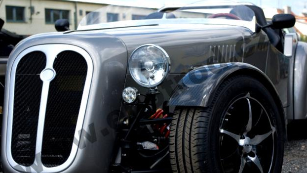 Český sporťák jezdí na elektřinu, univerzita hledá výrobce