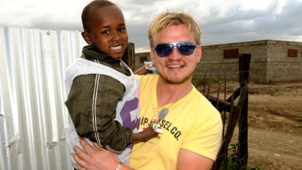 Adopce na dálku: Pomáhají chudší lidé, majetní si nechají pro korunu vrtat koleno