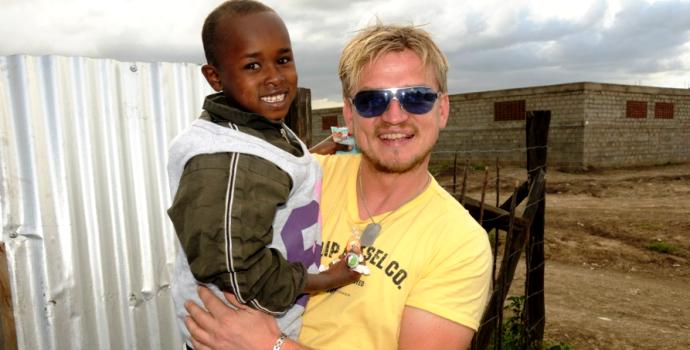 Adopce na dálku: Pomáhají chudší lidé, majetní si nechají pro korunu vrtat koleno