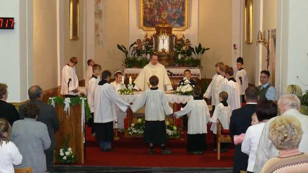 Úspory sníží plat také duchovním, na památkách se šetřit nebude