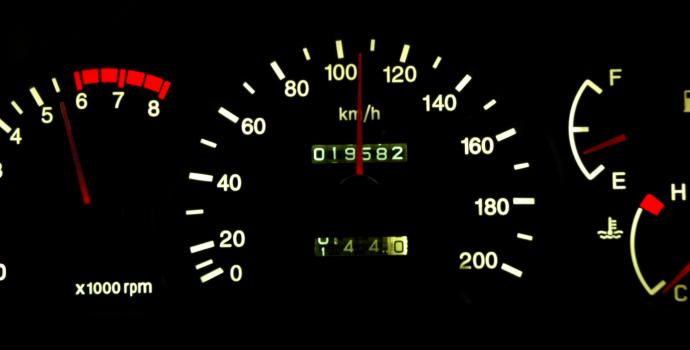 Stočení tachometru trestným činem? AAA Auto a sdružení SOVA o to usilují