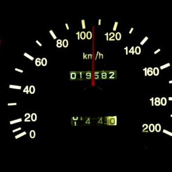 Stočení tachometru trestným činem? AAA Auto a sdružení SOVA o to usilují