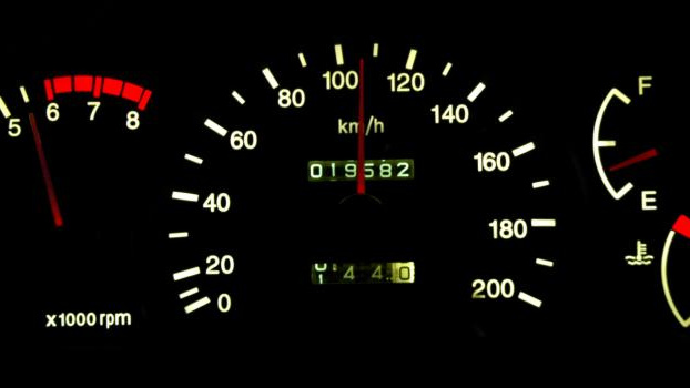 Stočení tachometru trestným činem? AAA Auto a sdružení SOVA o to usilují