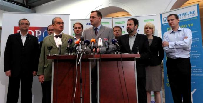 Politici si snížili platy, jen soudci mají částečnou výjimku