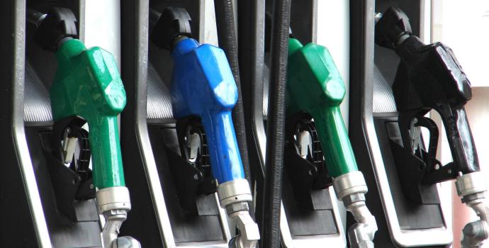 Kteří pumpaři nabízejí nekvalitní benzín? Občanské sdružení vylákalo seznam z ČOI