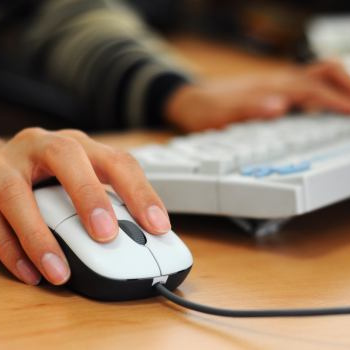 Povinné ručení, nebo havarijní pojištění přes internet uzavírá každý páty Čech