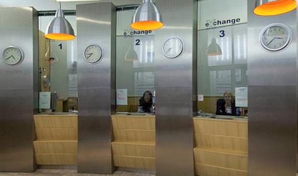 Co s poškozenou bankovkou? Nově je bude muset vzít i směnárna