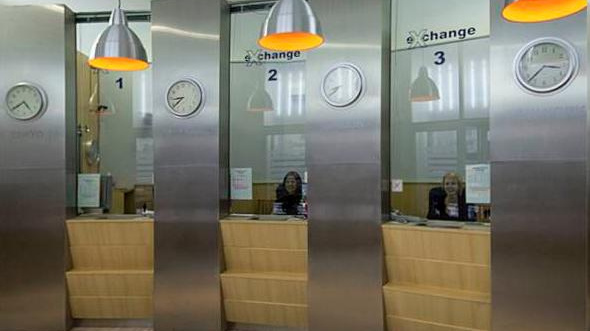 Co s poškozenou bankovkou? Nově je bude muset vzít i směnárna