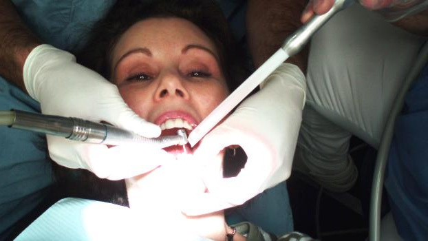 Plomby budou dál zadarmo, ministr zdravotnictví Heger ustoupil 