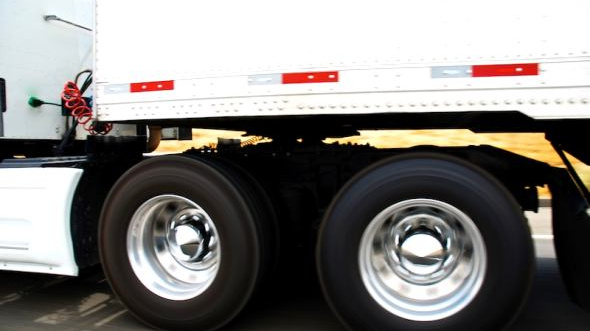 Spotřební daň u nafty by mohla klesnout až o 2,50 na litr