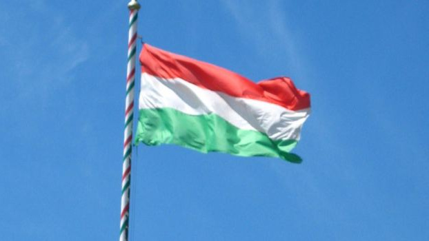 Zlaté padáky v Maďarsku budou zdaněny 98 procenty