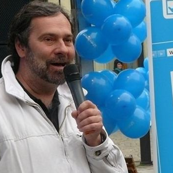 Policisté by měli mít přehled kde mají lidé bankovní účet, navrhuje John