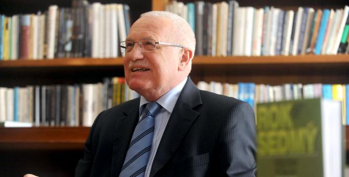 Václav Klaus: Euro se bude udržovat za cenu vyšších daní a omezování svobody