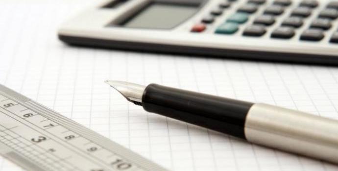 Důchod v poměru k průměrné mzdě stále klesá, lidé přesto spoří málo