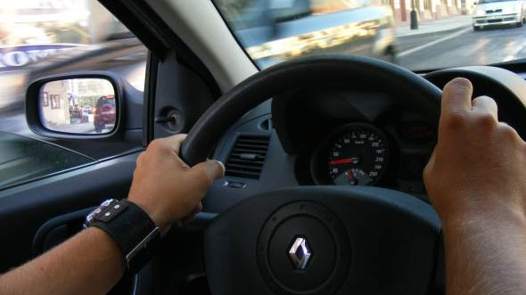 Poslanci chtějí vyhnat automobily z center měst