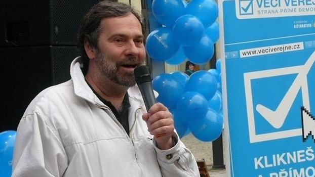 Věci veřejné neplní slib, poslanecké náhrady plně čerpají a nevrací