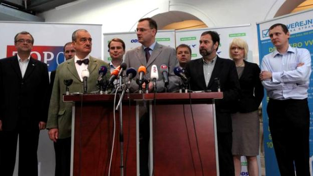 Vláda schválila protikorupční strategii ministerstva vnitra - jak se má bojovat s korupcí?